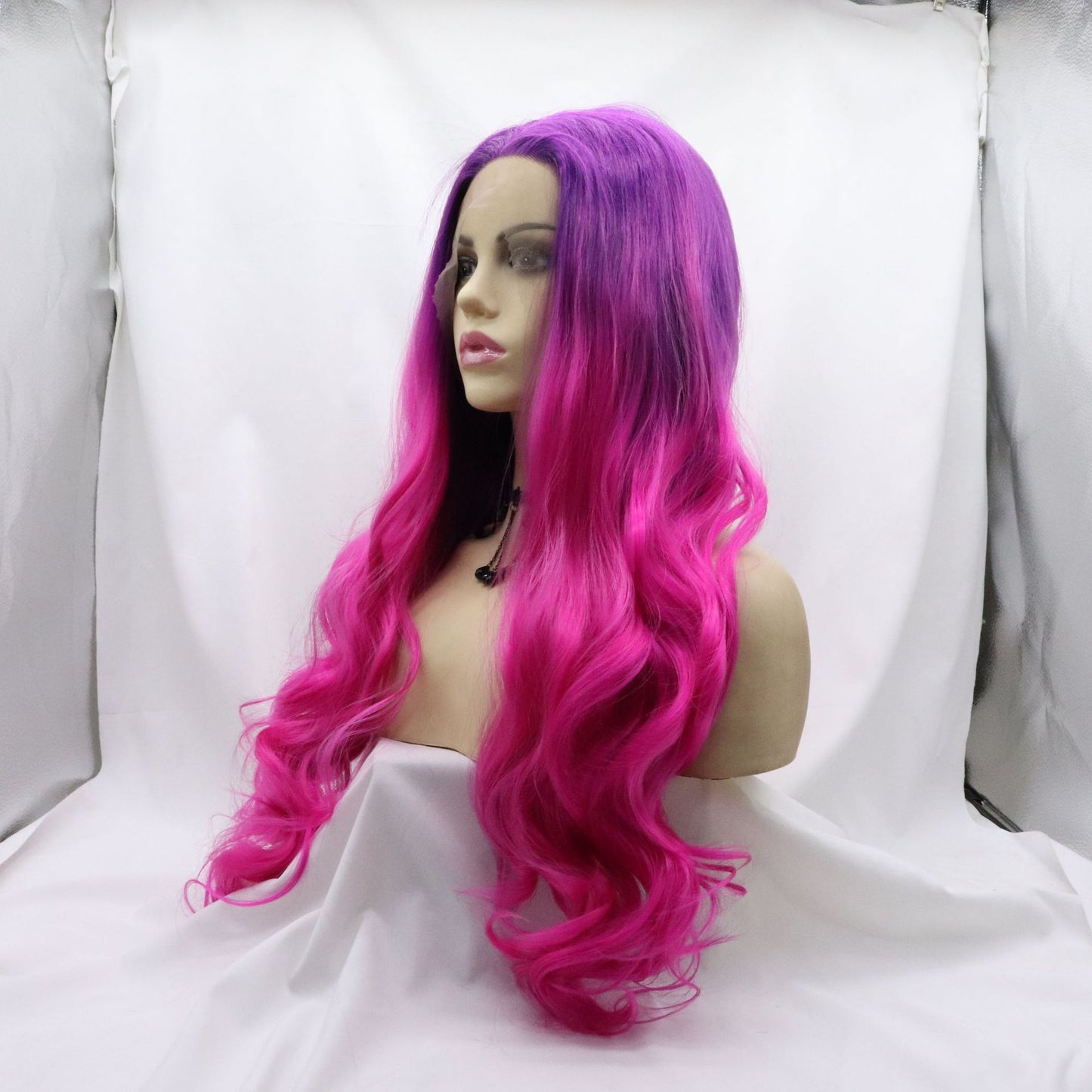 Elegant Long Curly Lace Front Wig – Perfect for All Skin Tones